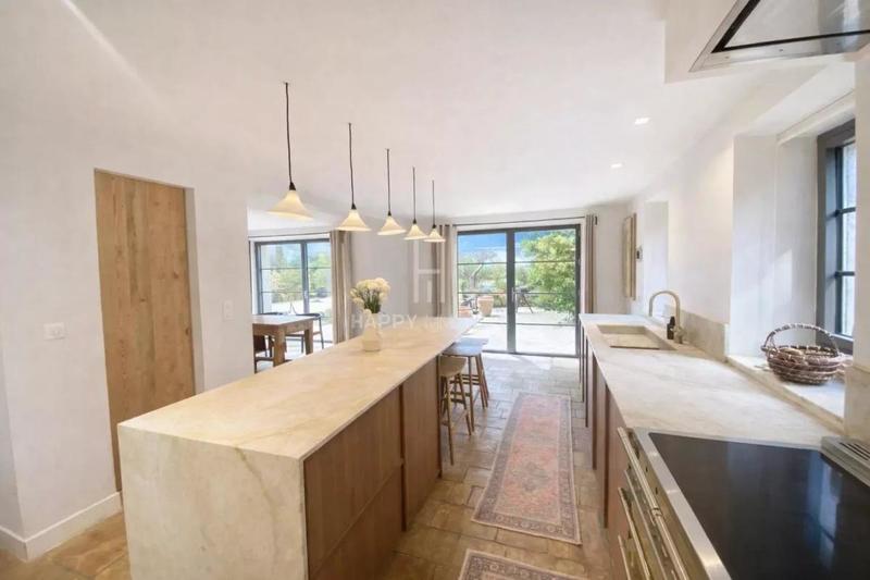 Maison - 290 m² - 9 pièces