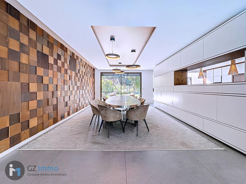 Maison - 942 m² - 9 pièces