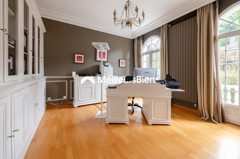 Propriété - 1 100 m² - 13 pièces