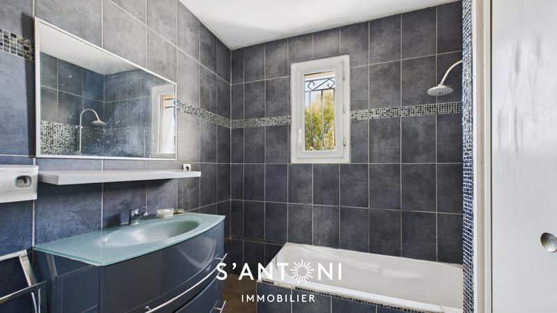 Maison - 180 m² - 7 pièces