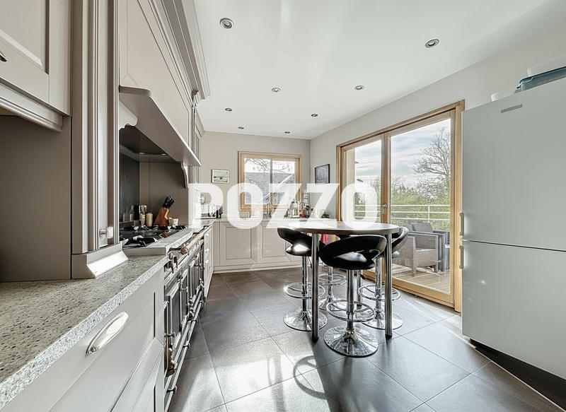 Maison - 240 m² - 9 pièces