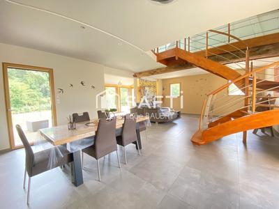 Maison - 215 m² - 7 pièces