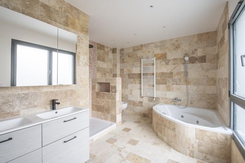 Maison - 220 m² - 8 pièces