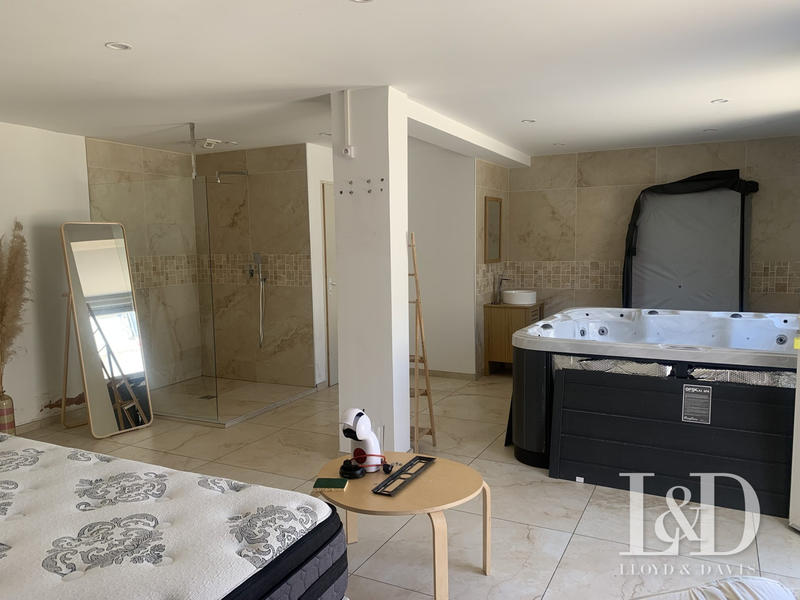 Local commercial - 299 m² - 2 pièces