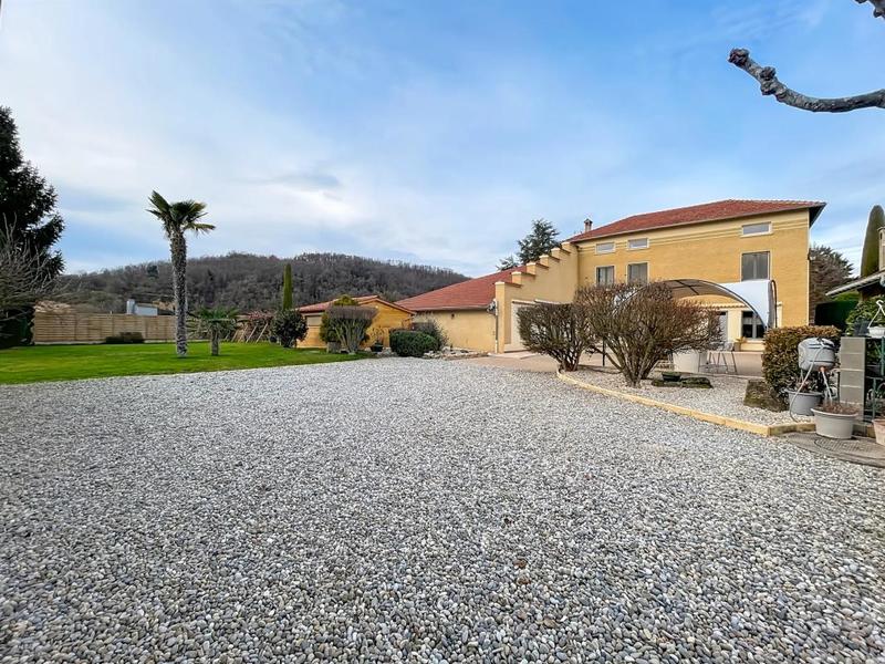 Maison - 330 m² - 9 pièces