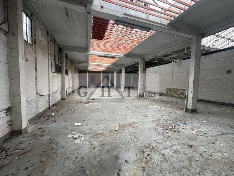 Entrepôt - 2 140 m²