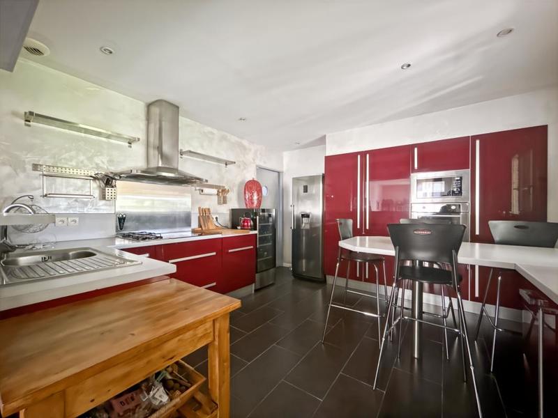 Maison - 238 m² - 8 pièces