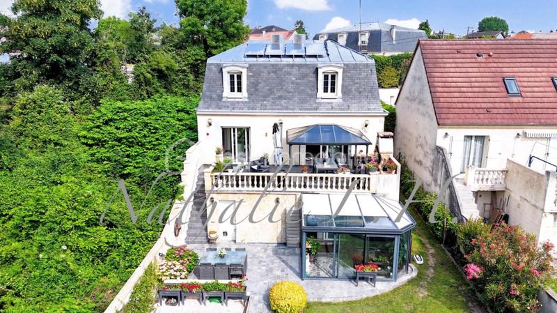 Pavillon - 240 m² - 8 pièces