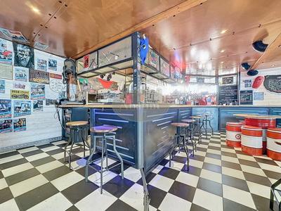 Local commercial - 200 m² - 8 pièces