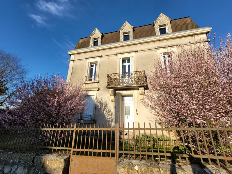 Maison - 244 m² - 8 pièces