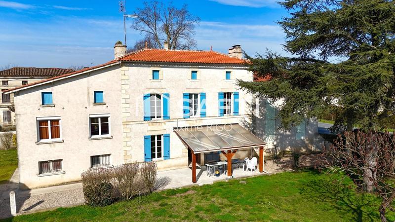 Maison - 220 m² - 8 pièces