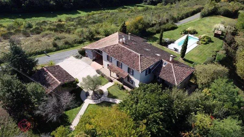 Propriété - 280 m² - 9 pièces