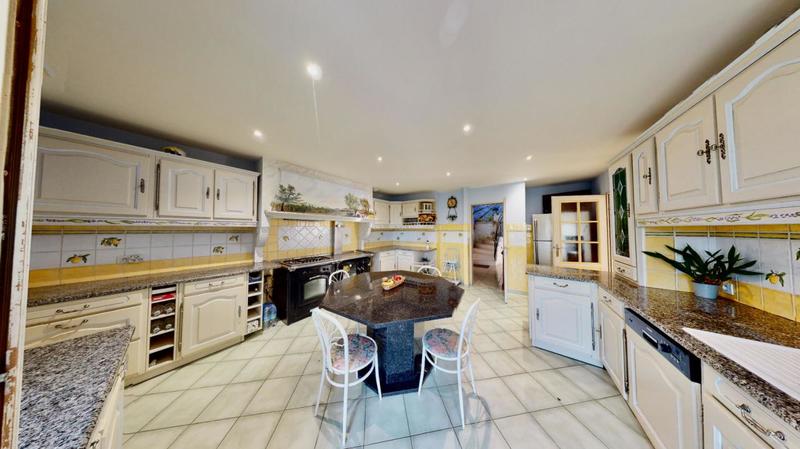 Maison - 314 m² - 11 pièces