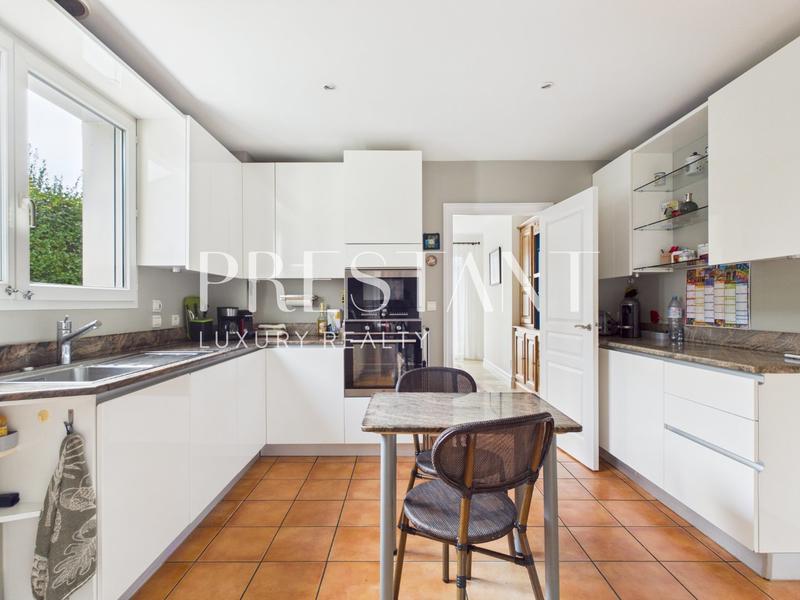 Maison - 282 m² - 10 pièces