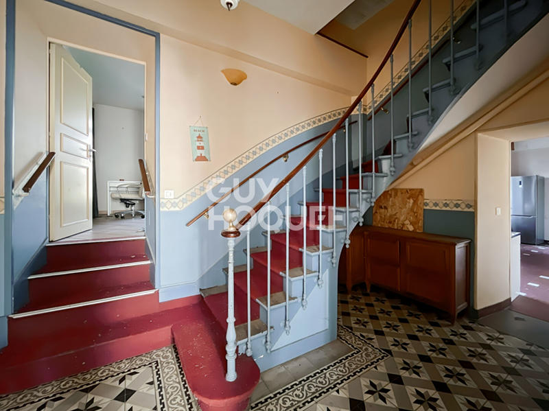 Maison - 1 119 m² - 40 pièces