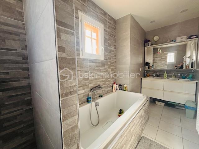 Maison traditionnelle - 84 m² - 4 pièces