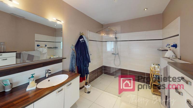 Maison - 210 m² - 7 pièces