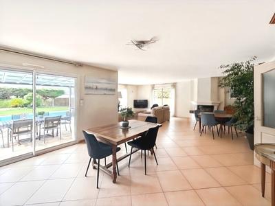 Maison - 212 m² - 10 pièces