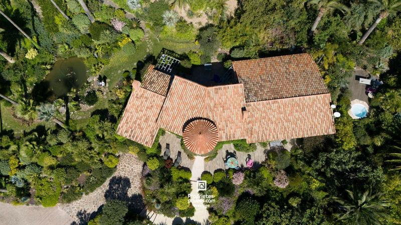 Maison - 372 m² - 10 pièces