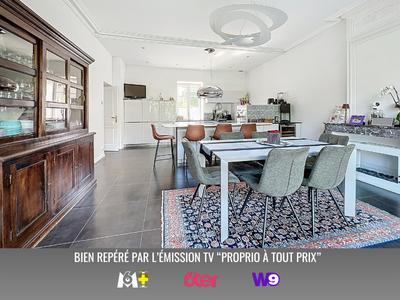 Maison - 330 m² - 8 pièces