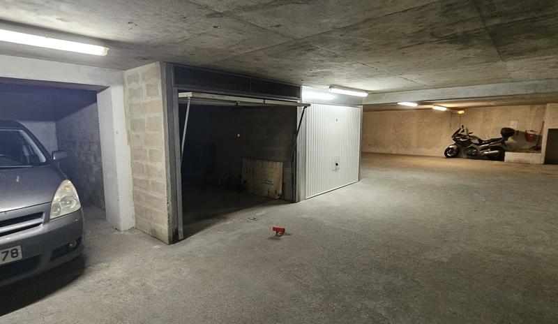 Parking / Garage - 14 m²