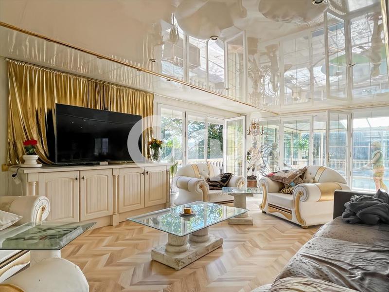 Propriété - 320 m² - 6 pièces