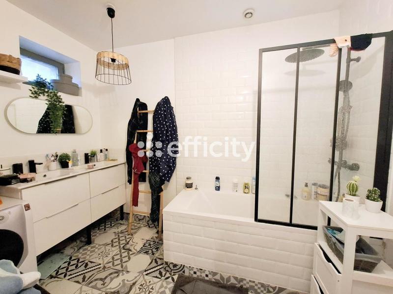 Maison - 241 m² - 10 pièces