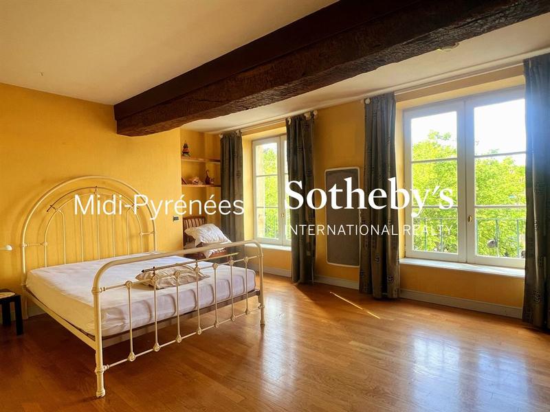 Maison - 377 m² - 12 pièces