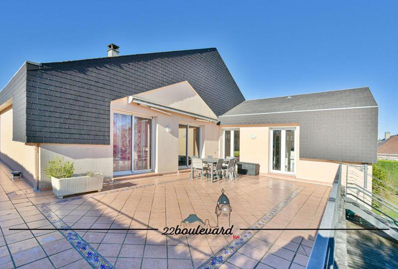 Demeure - 213 m² - 6 pièces