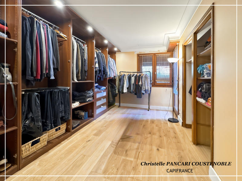 Maison - 204 m² - 6 pièces