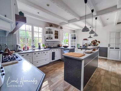 Maison - 220 m² - 7 pièces