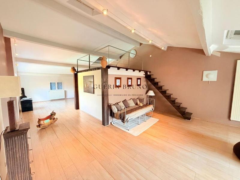 Maison - 201 m² - 7 pièces