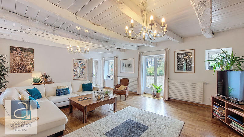 Maison - 230 m² - 8 pièces