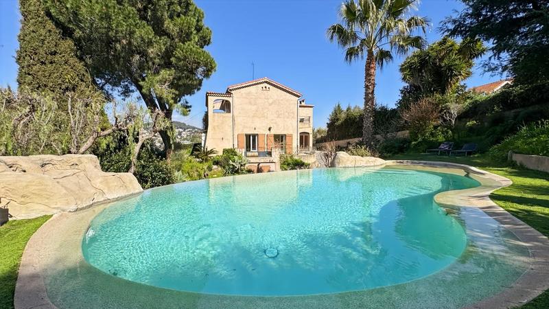 Maison - 201 m² - 7 pièces