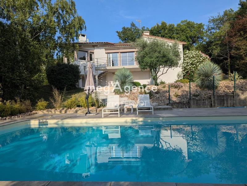 Maison - 240 m² - 8 pièces