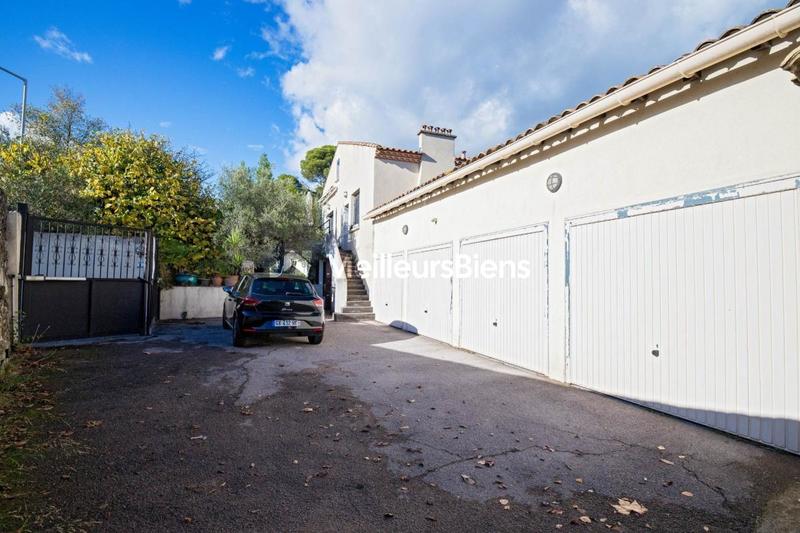 Propriété - 247 m² - 9 pièces