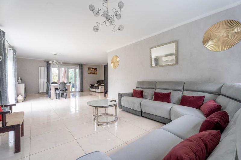 Maison - 210 m² - 8 pièces