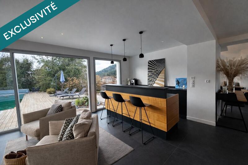 Maison - 305 m² - 12 pièces