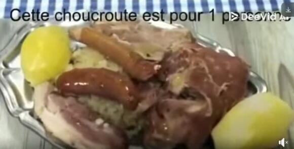 Resto drive-in est décoré pour noel avec une crèche