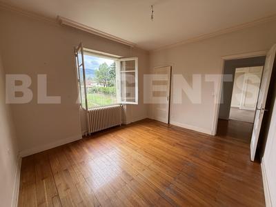 Maison traditionnelle - 241 m² - 9 pièces