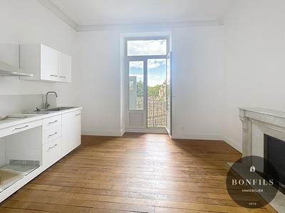 Appartement - 96 m² - 3 pièces