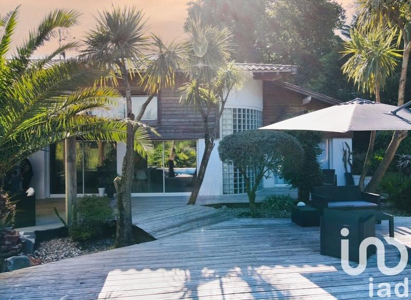 Maison - 260 m² - 9 pièces