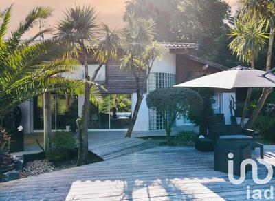 Maison - 260 m² - 9 pièces