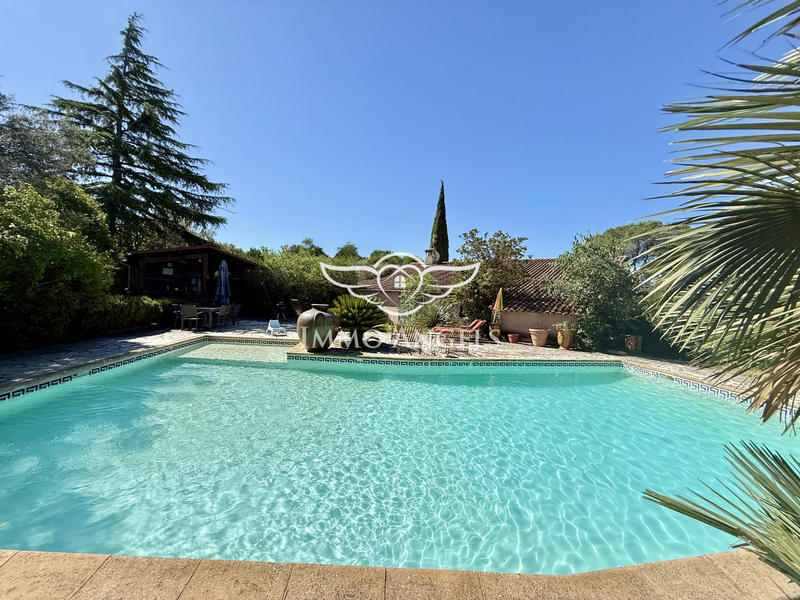 Maison - 220 m² - 7 pièces