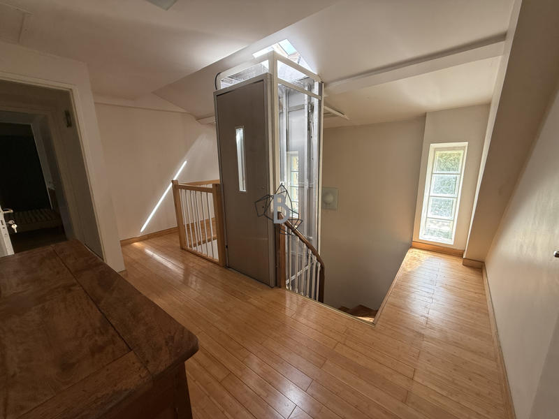 Maison - 236 m² - 7 pièces