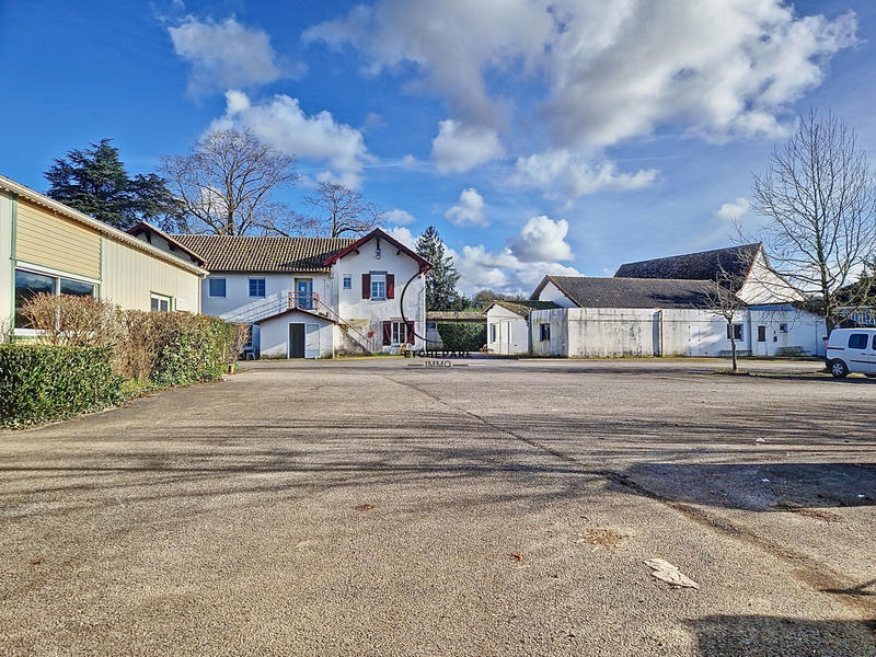 Propriété - 1 200 m² - 50 pièces