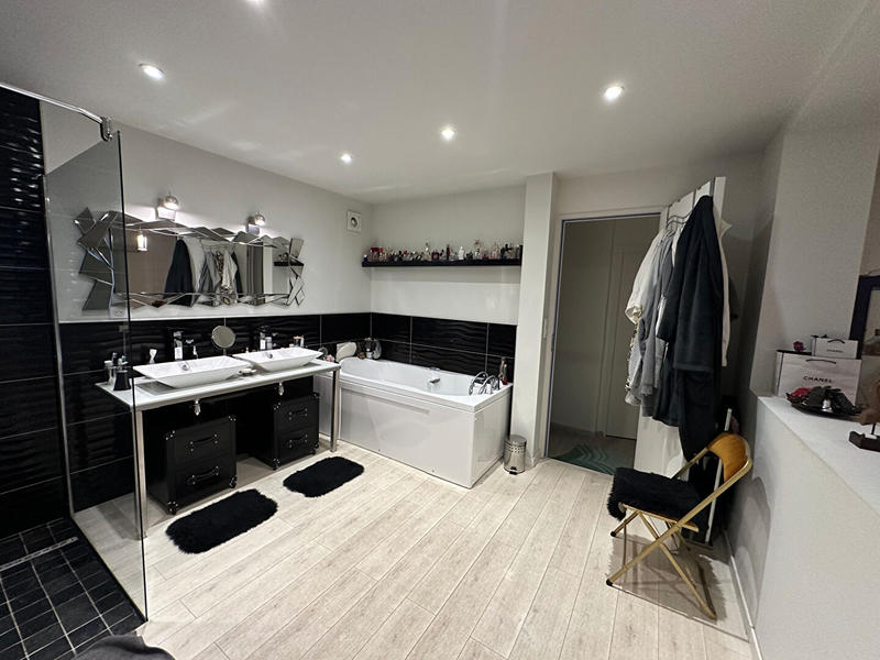 Appartement - 215 m² - 4 pièces