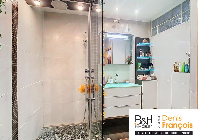 Maison traditionnelle - 222 m² - 6 pièces