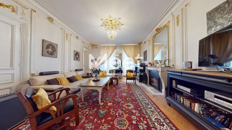 Propriété - 425 m² - 9 pièces