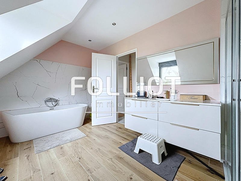 Maison - 220 m² - 6 pièces